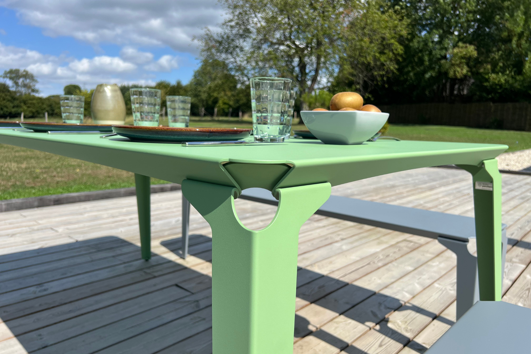 Table en acier Caen vert olive dans le jardin