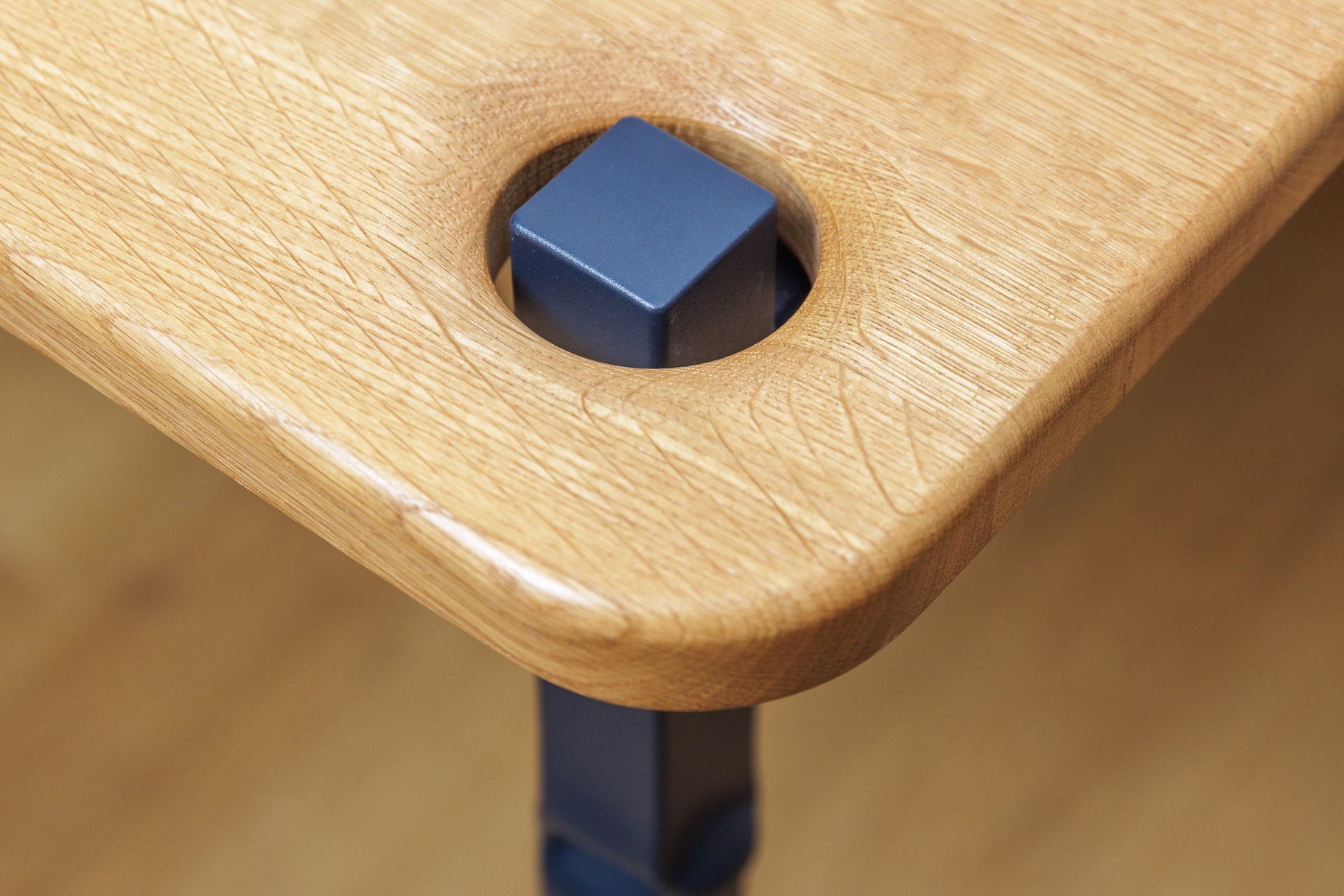 Table en chêne massif conçue par Atelier Percheron, mettant en valeur la noblesse et la durabilité du bois français.