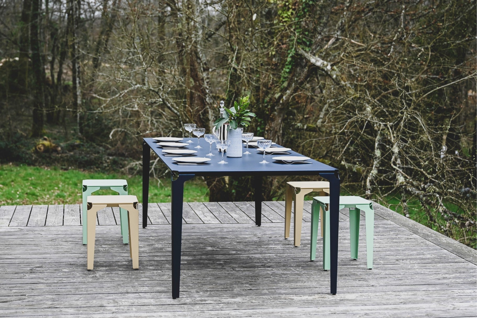 grande table en acier de 240cm adaptée pour l'extérieur
