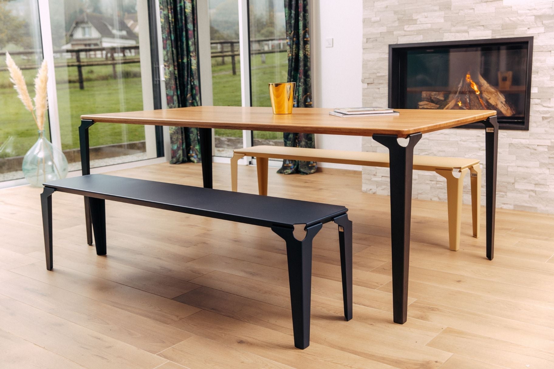 Table Ranes devant une cheminée