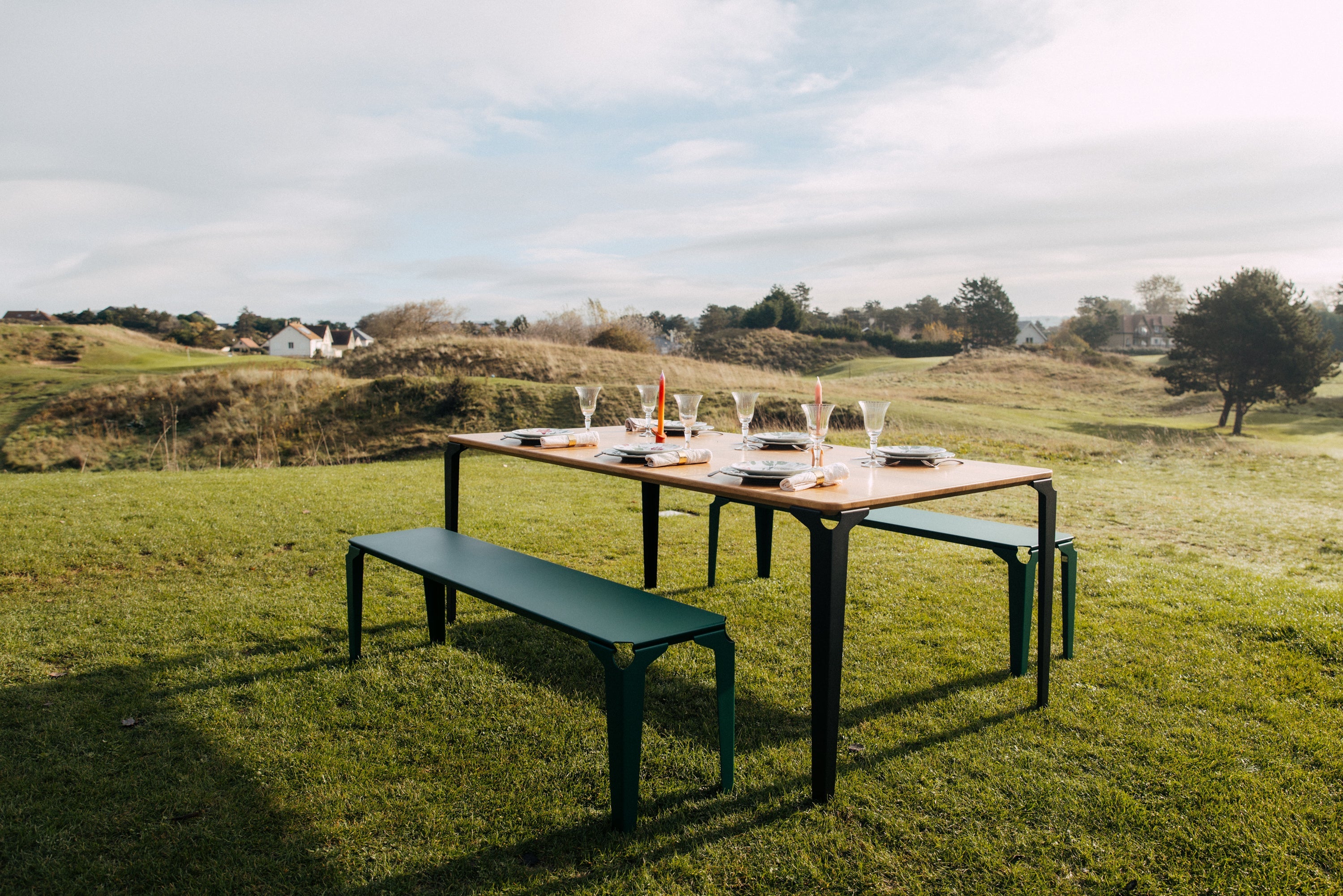 Table Ranes dressée sur e golf avec les 2 bancs vert