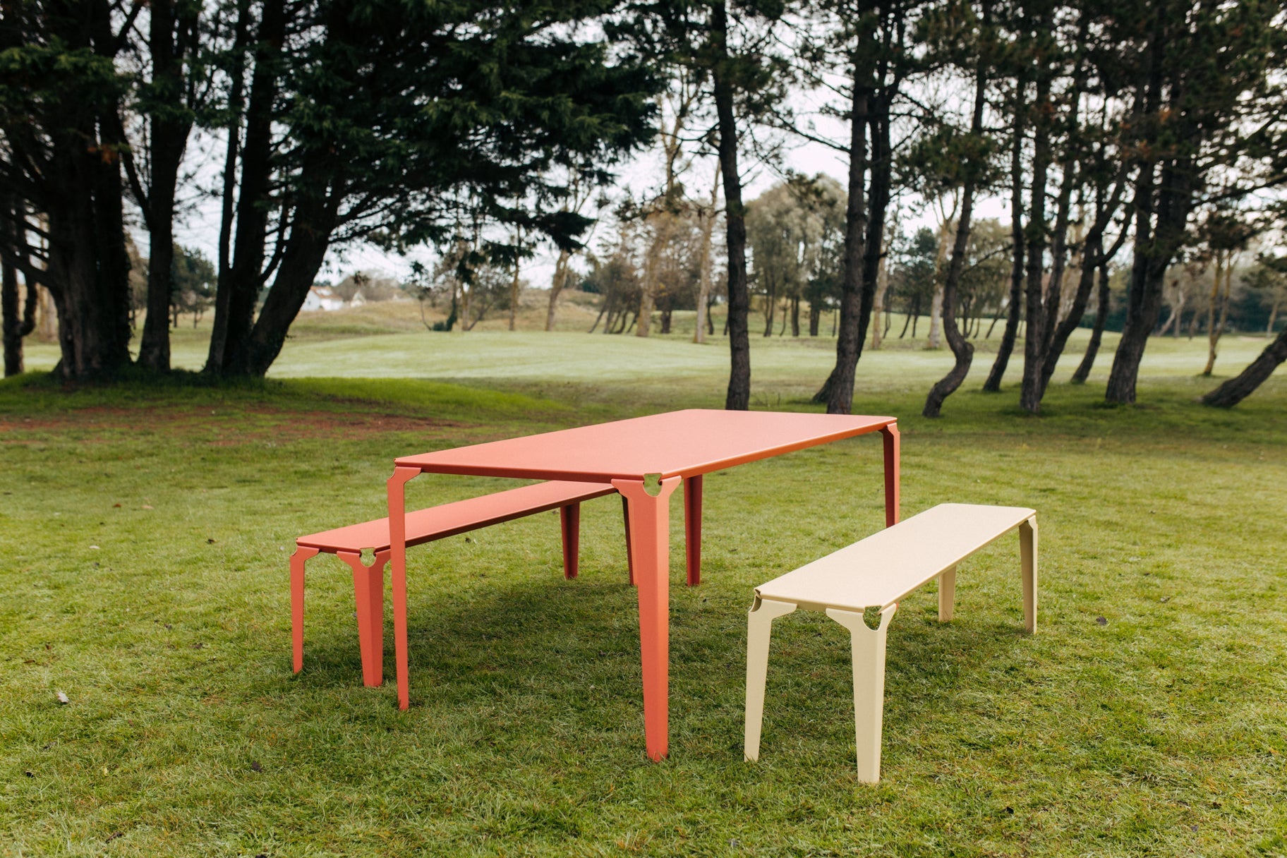 table à manger Nantes en acier rose avec ces bancs