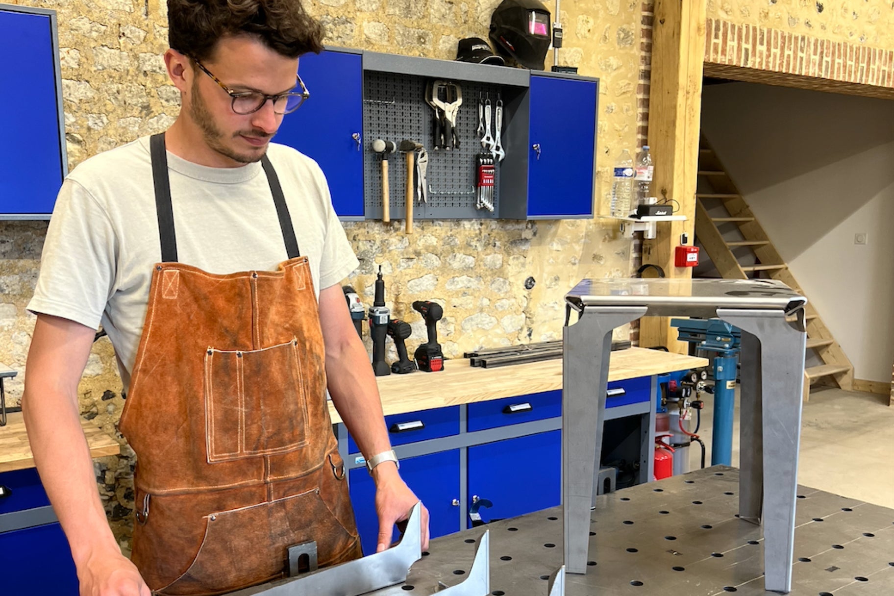 La création d'un tabouret en acier dans l'atelier