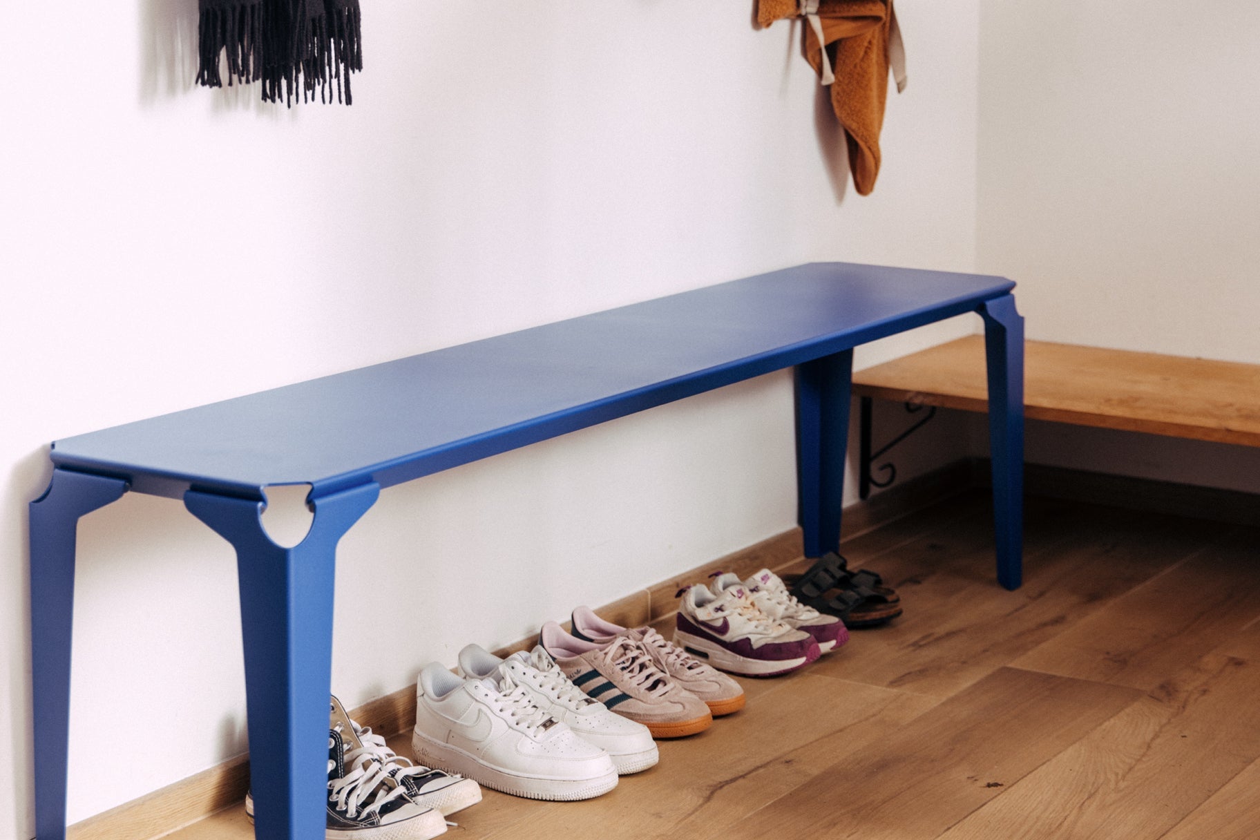 banc toulouse bleu outremer dans une entrée