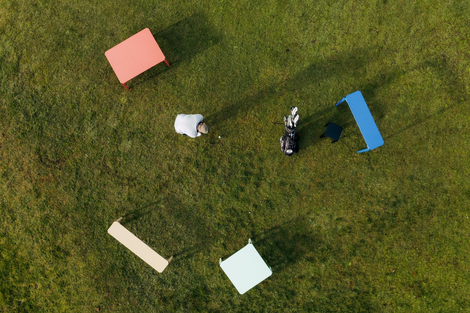 golfeur au milieu de meuble extérieur