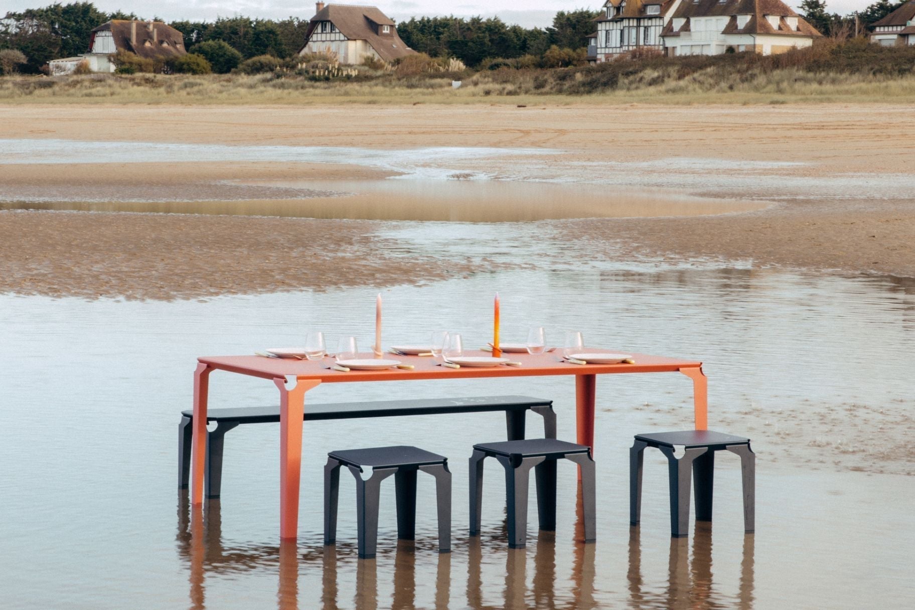 Table nantes à la plage avec les tabourets et le banc