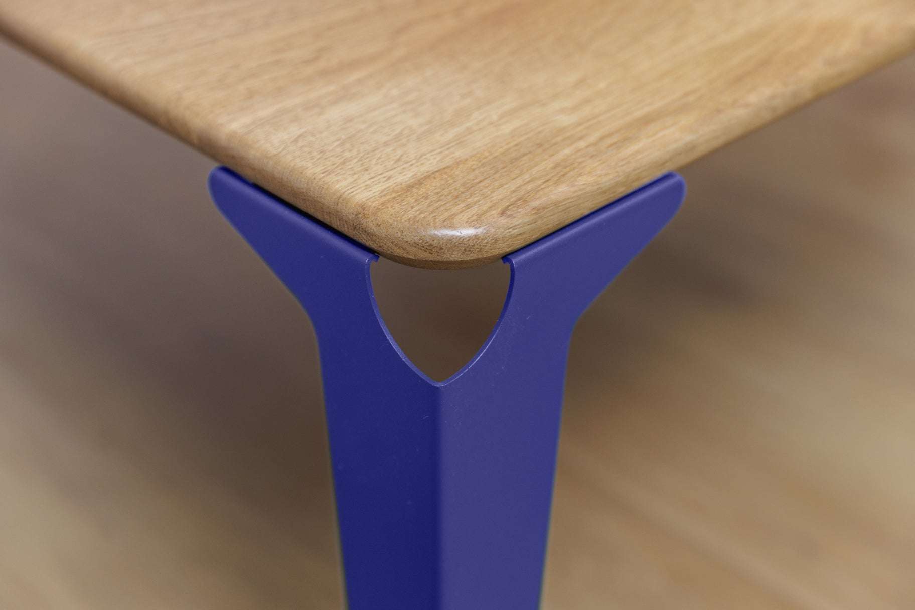 table basse bois et acier Biarritz de couleur bleu outremer