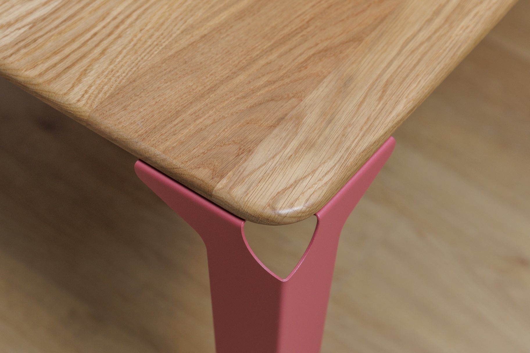 table basse bois et acier Biarritz de couleur rose