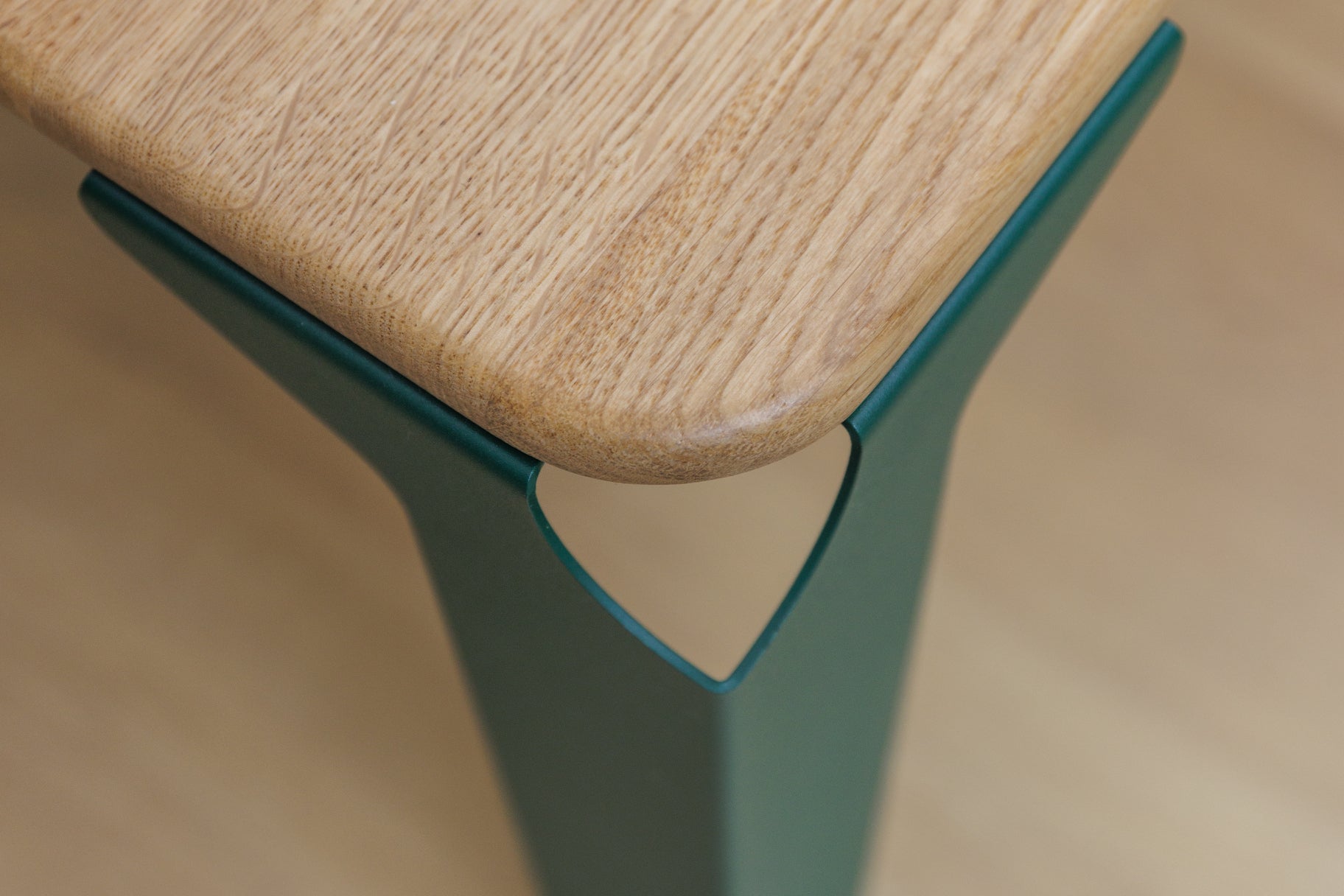 table basse bois et acier Biarritz de couleur vert mousse