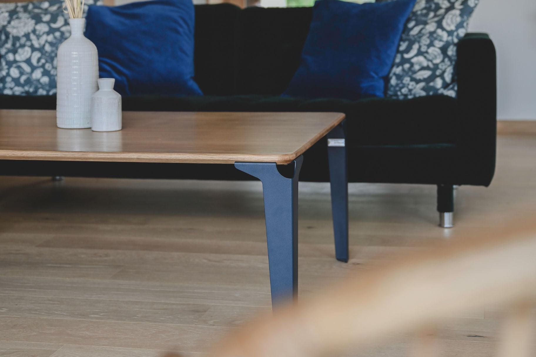Table basse Biarritz bleu dans un salon face au canapé