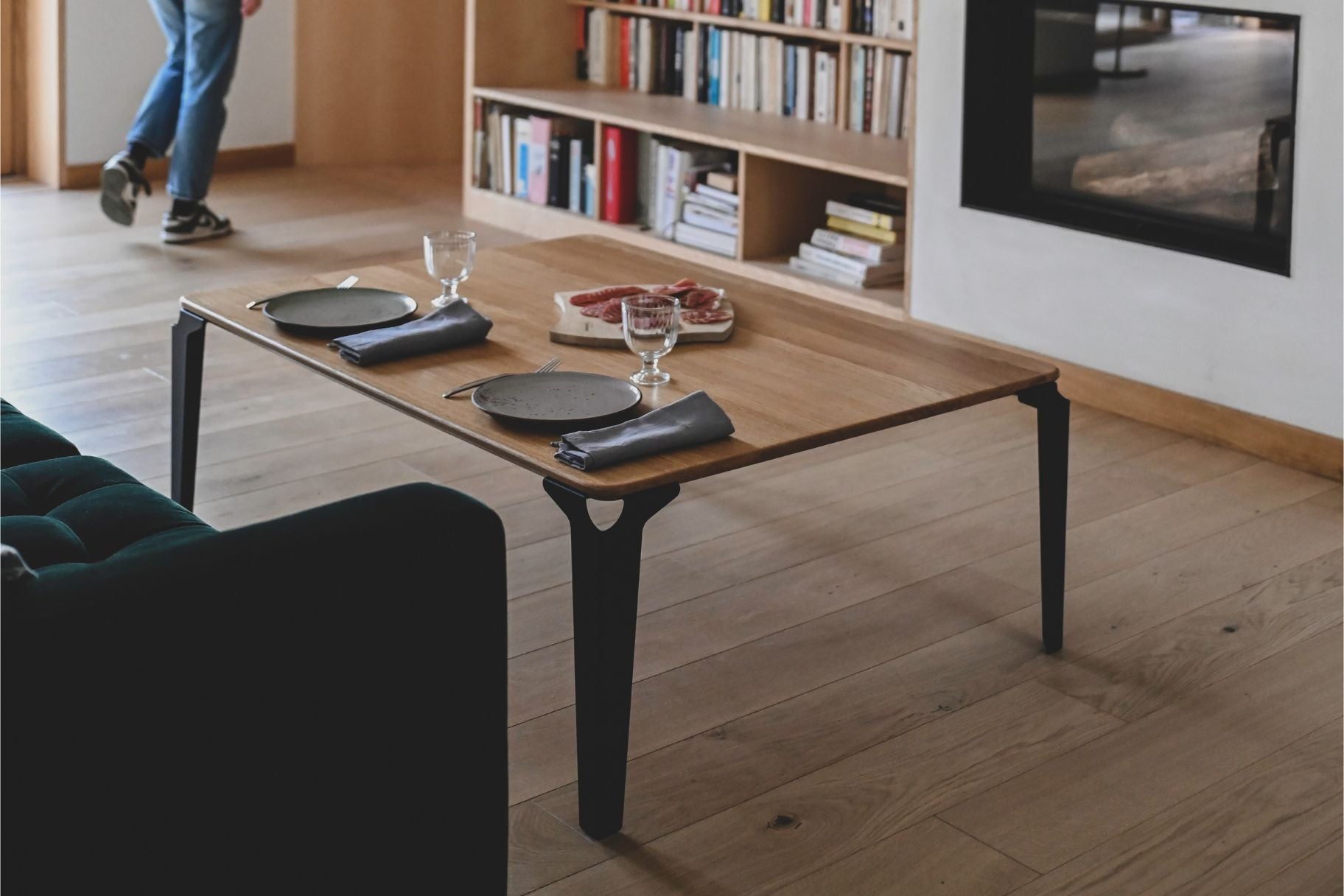 Table basse Biarritz dressée pour manger dans un salon