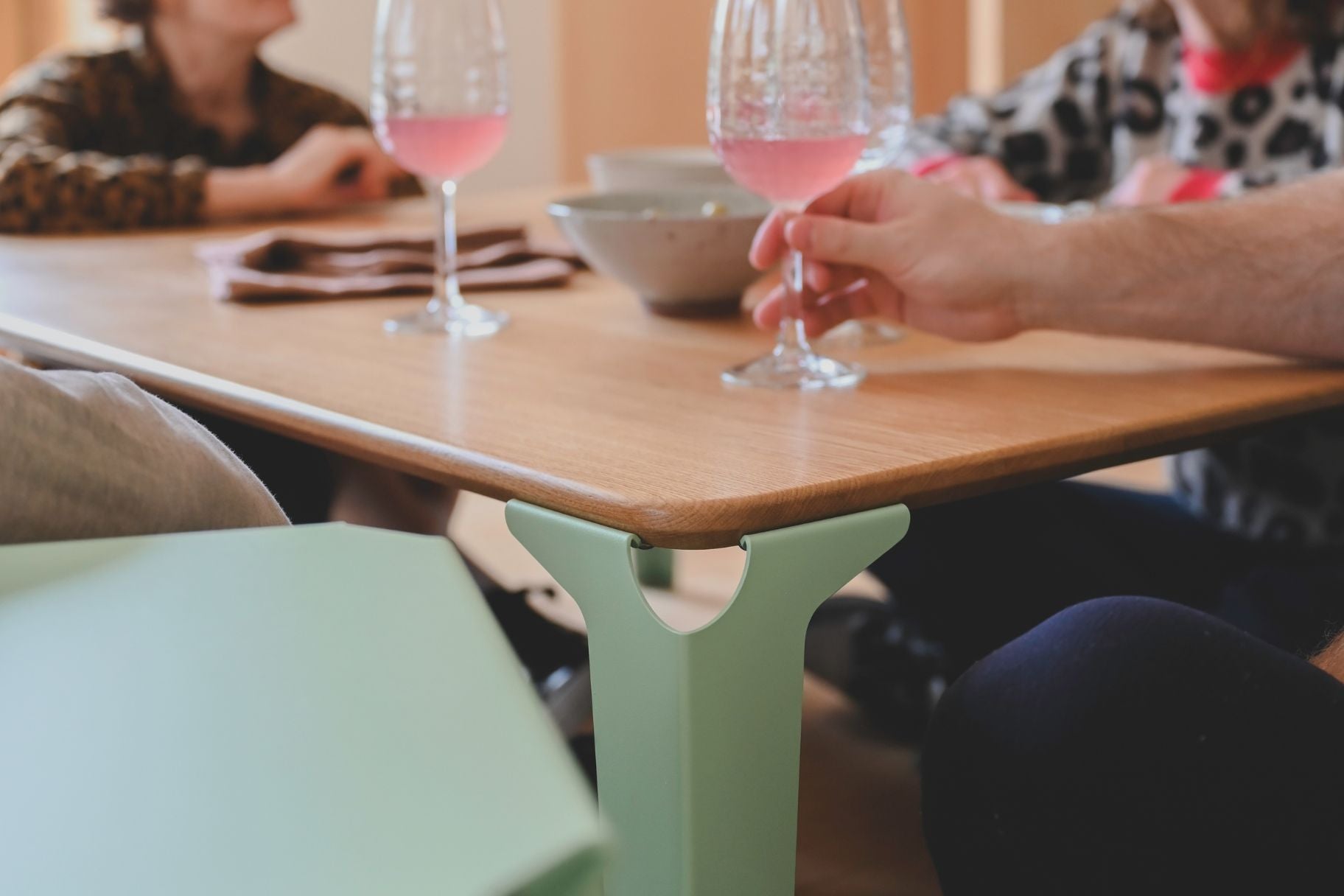 zoom sur le coin de la table basse Biarritz vert pastel lors d'un apéro