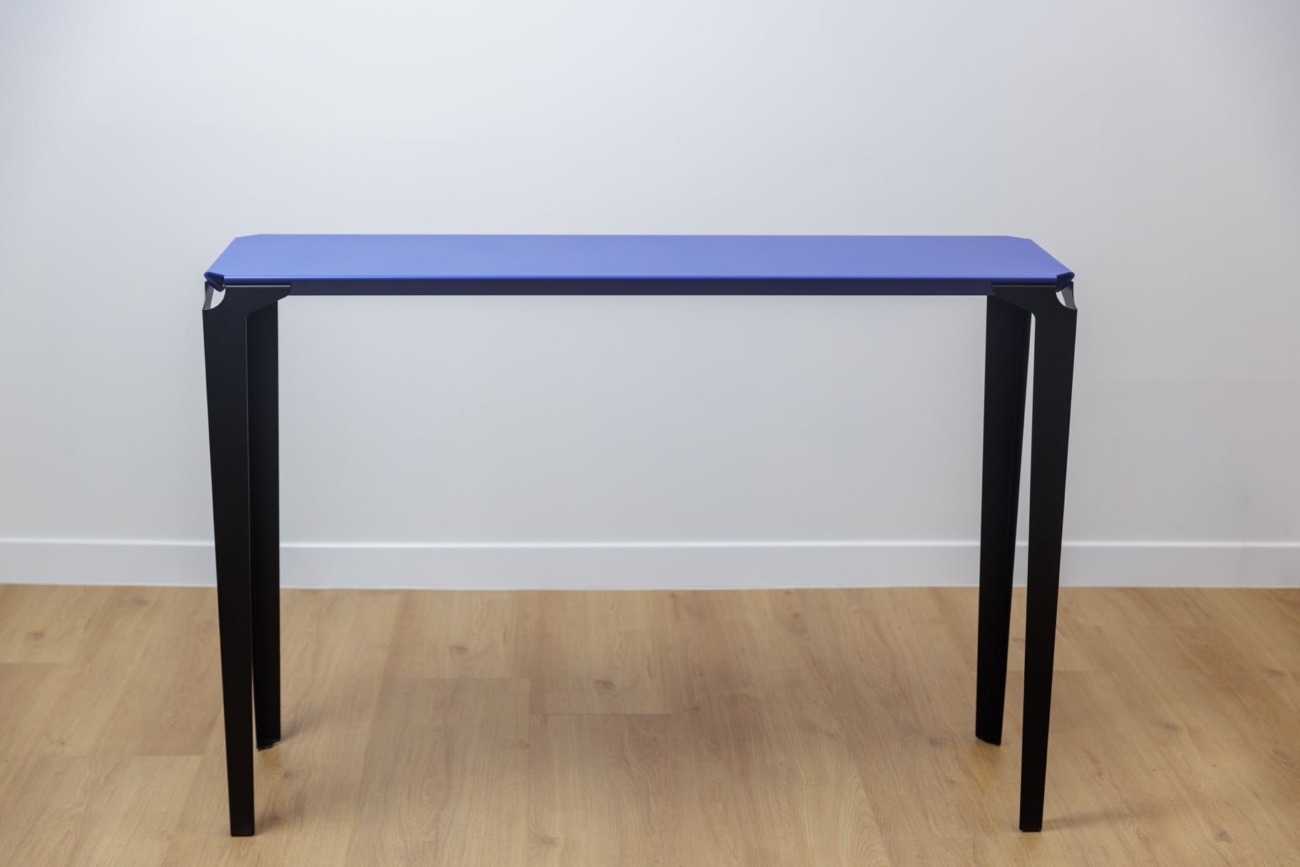 console chantilly couleur bleu outremer et pieds noir