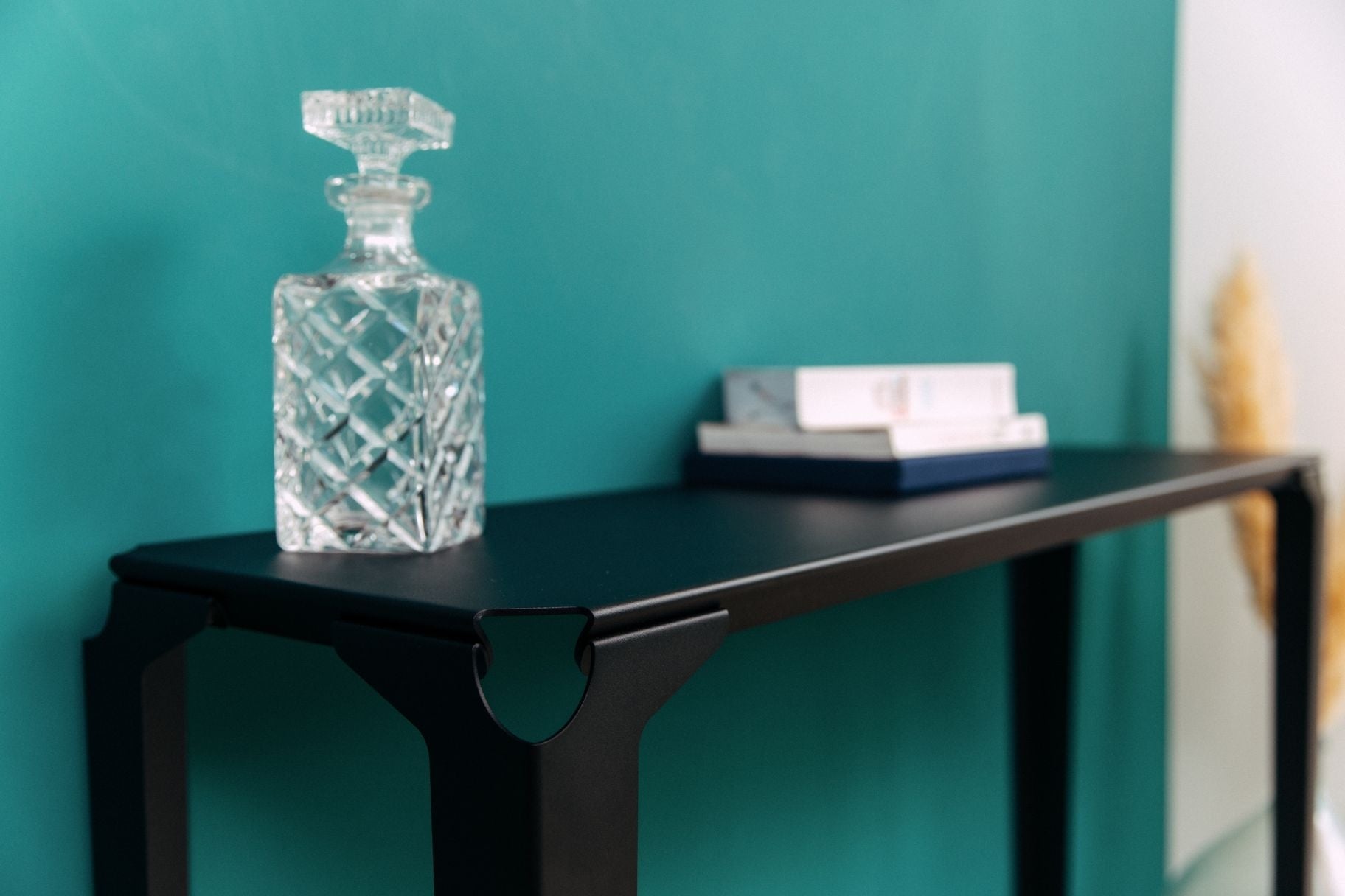 console et acier noir et sa carafe en crystal