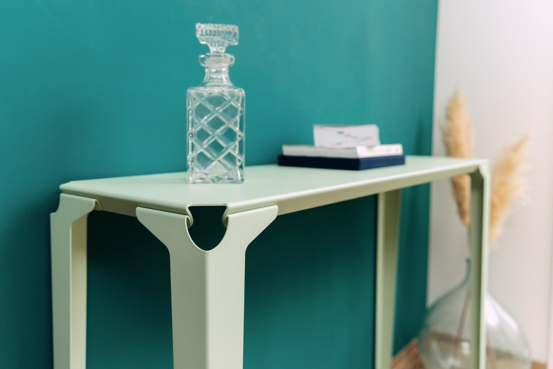 console et acier vert pastel et sa carafe en crystal