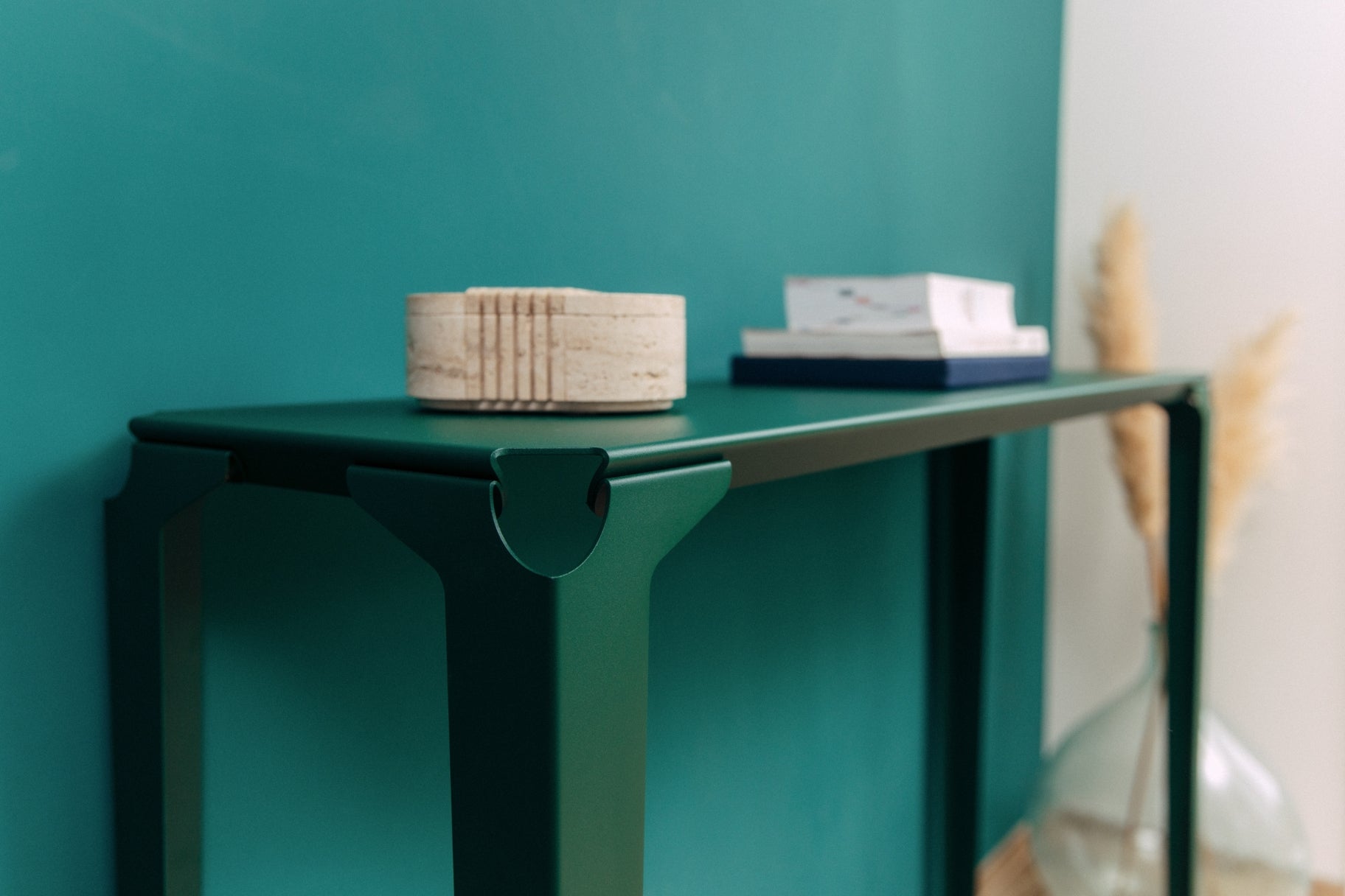 console et acier vert mousse avec sa décoration