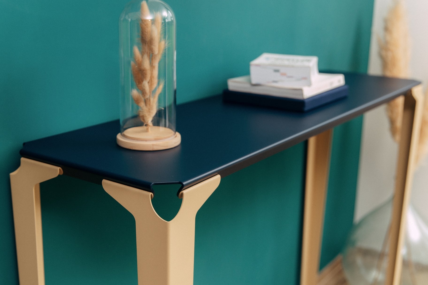 console et acier bleu et beige et des livres