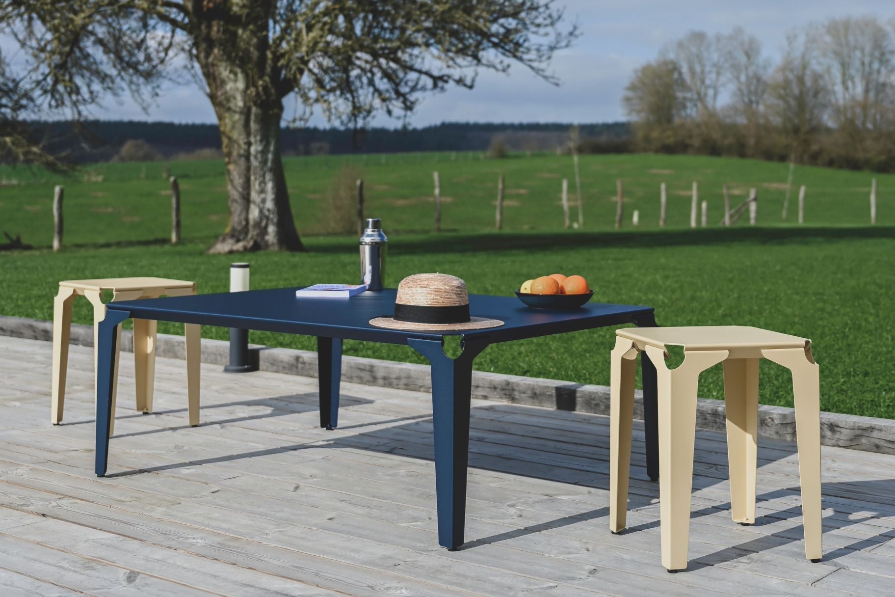 Table basse extérieur avec une collation
