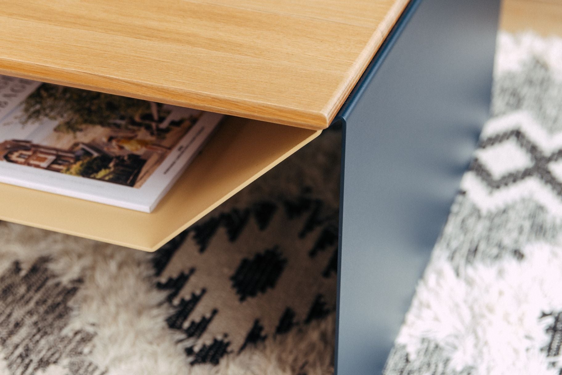 vision de l'angle d'une table La Rochelle en bois massif et acier thermolaqué