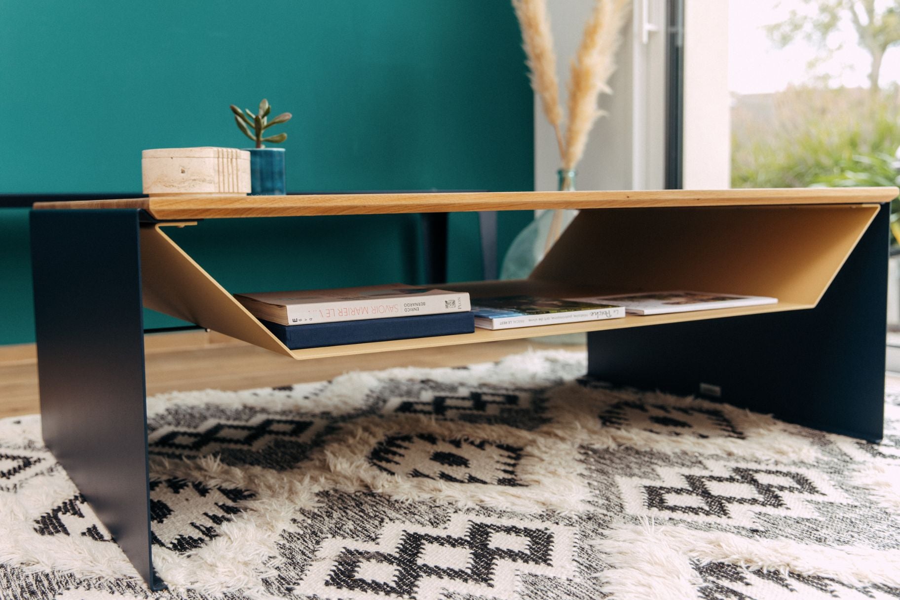 vue de niveau d'une table basse la rochelle en chêne massif et acier dans un salon