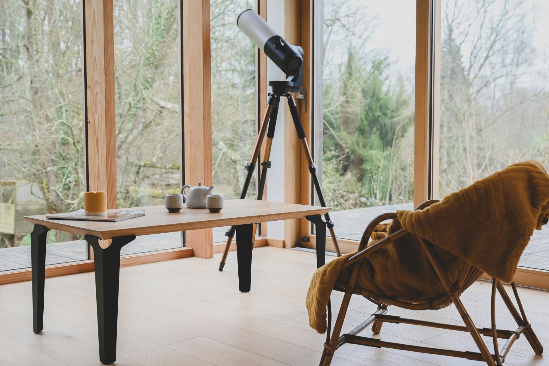 Table Laval dans un salon lumineux avec une longue vue