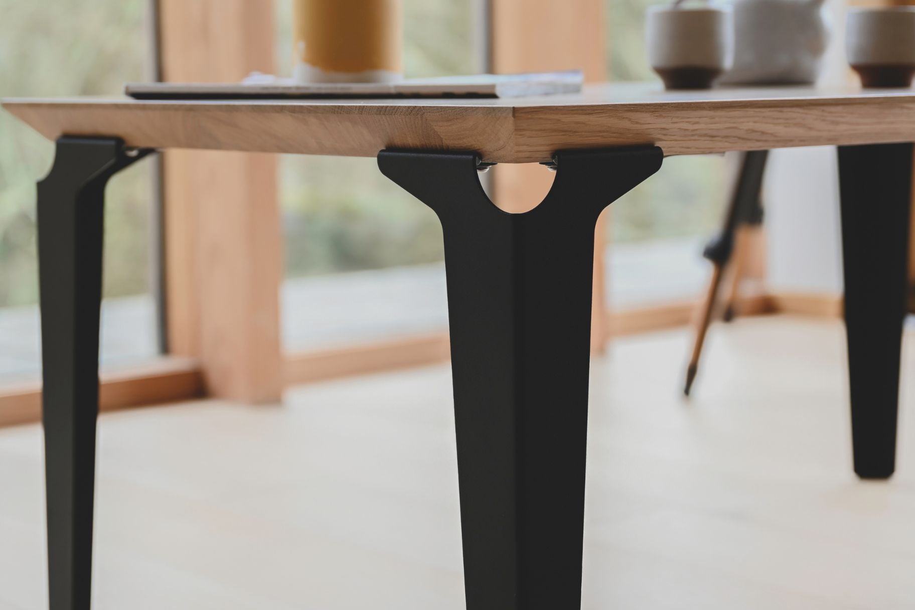 table laval noir avec un zoom sur pied et plateau