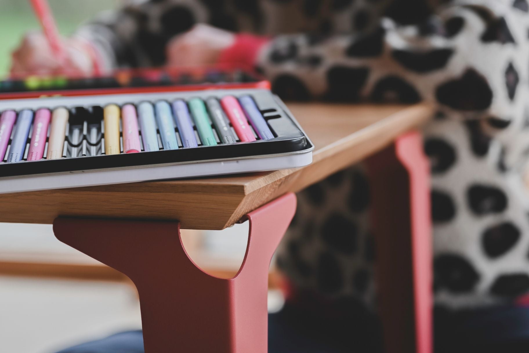 table laval rose avec une boite de crayon de couleur