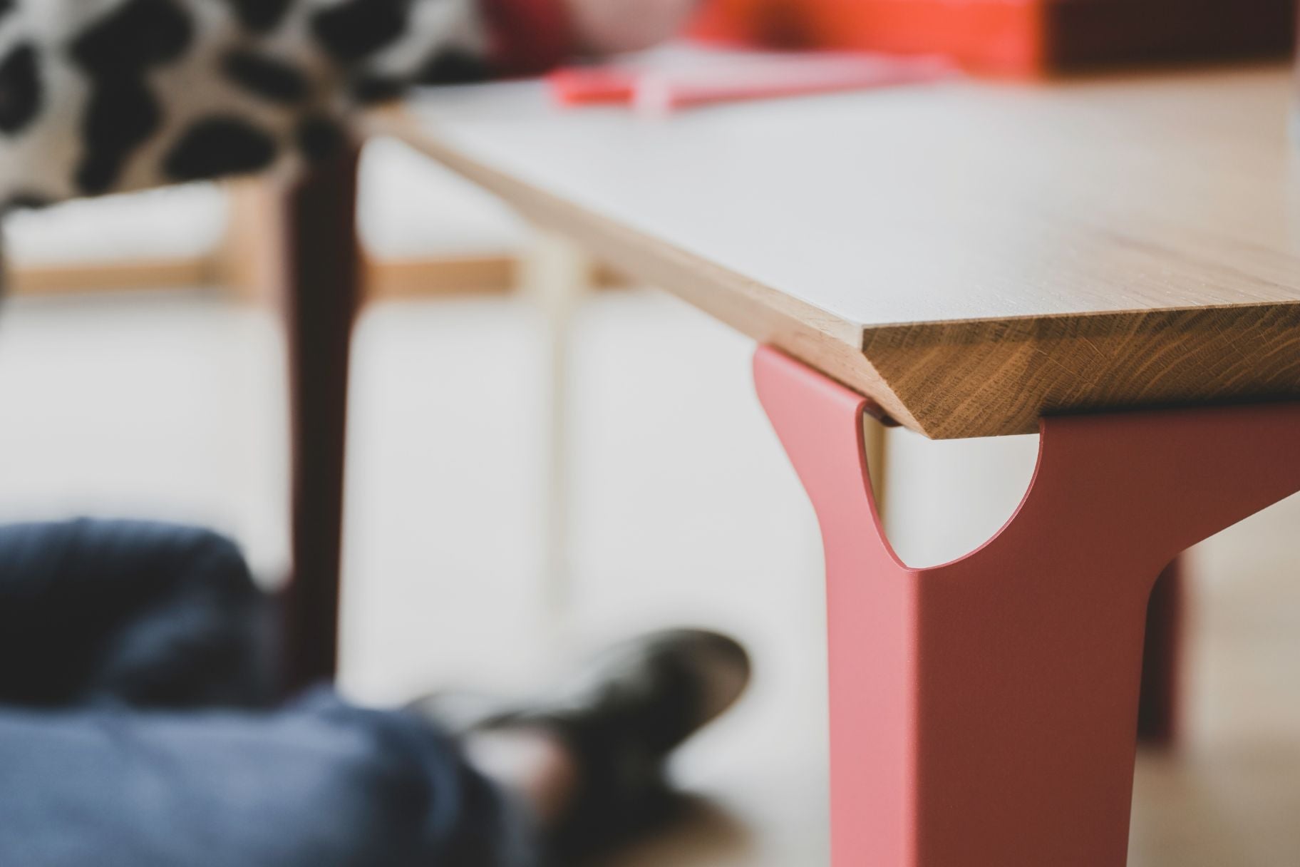 Zoom sur le pied rose et la finition de la table basse Laval