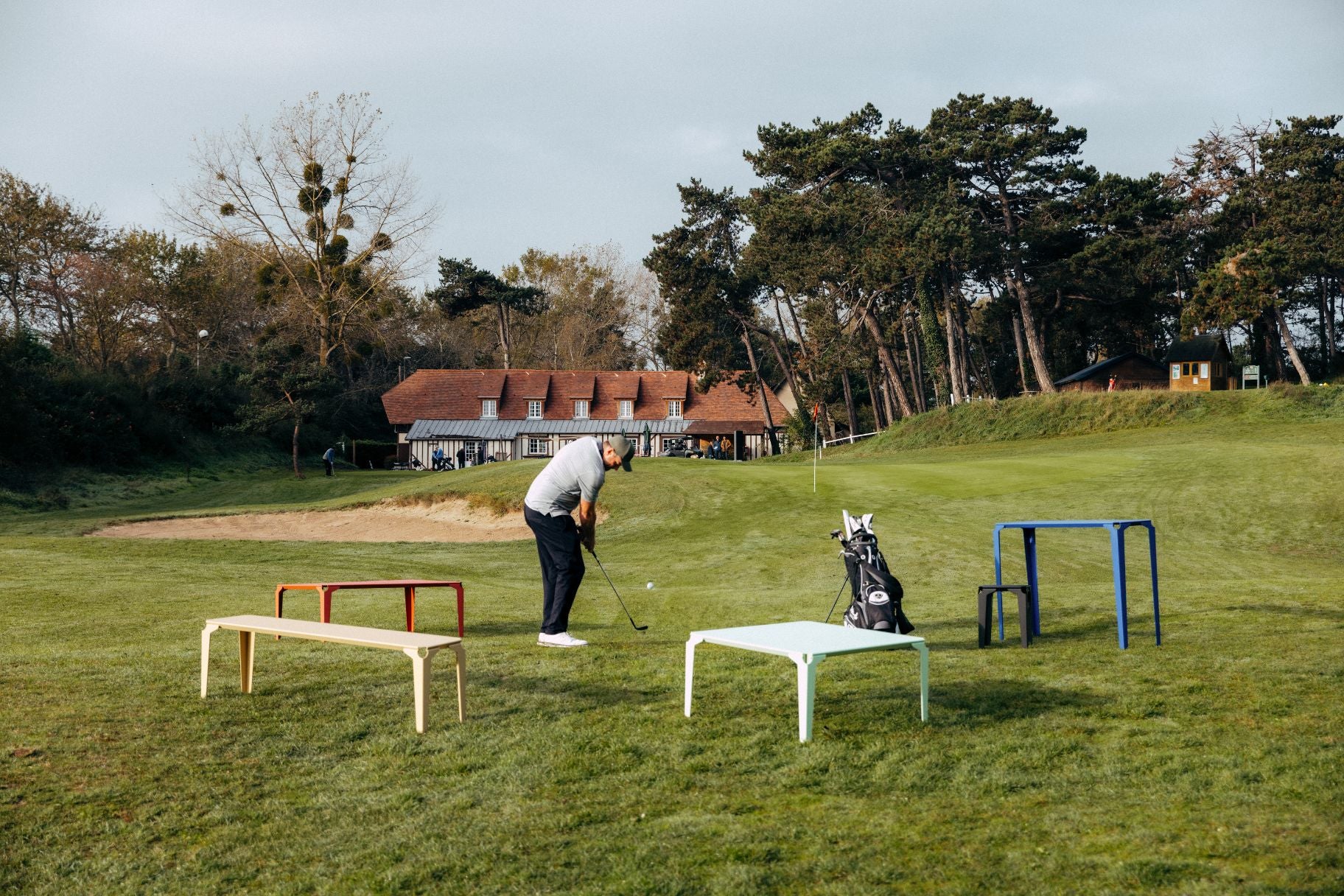 joueur de golf au milieu de meubles en acier atelier percheron