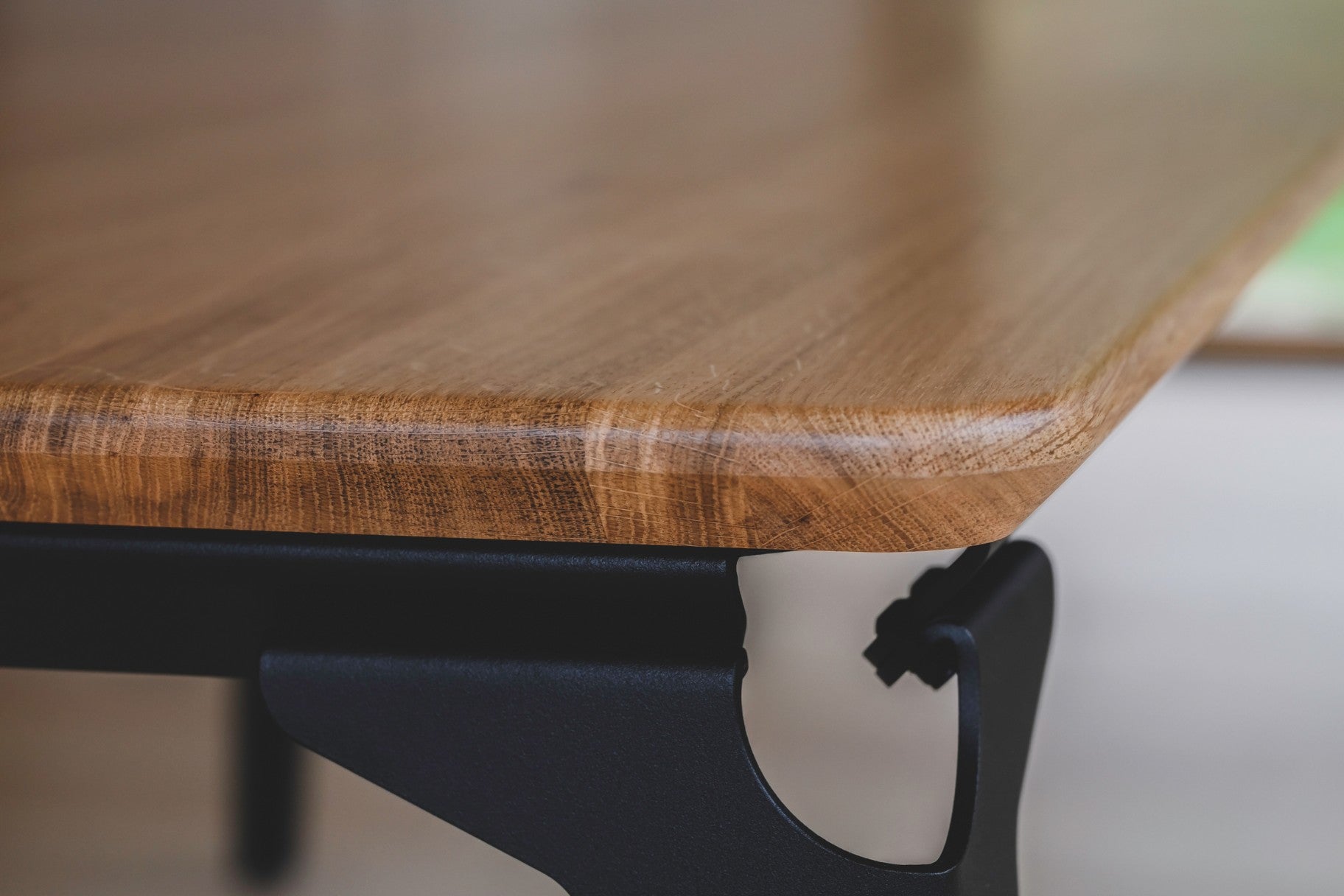 Vision sur la finition du plateau de la table à manger Angers