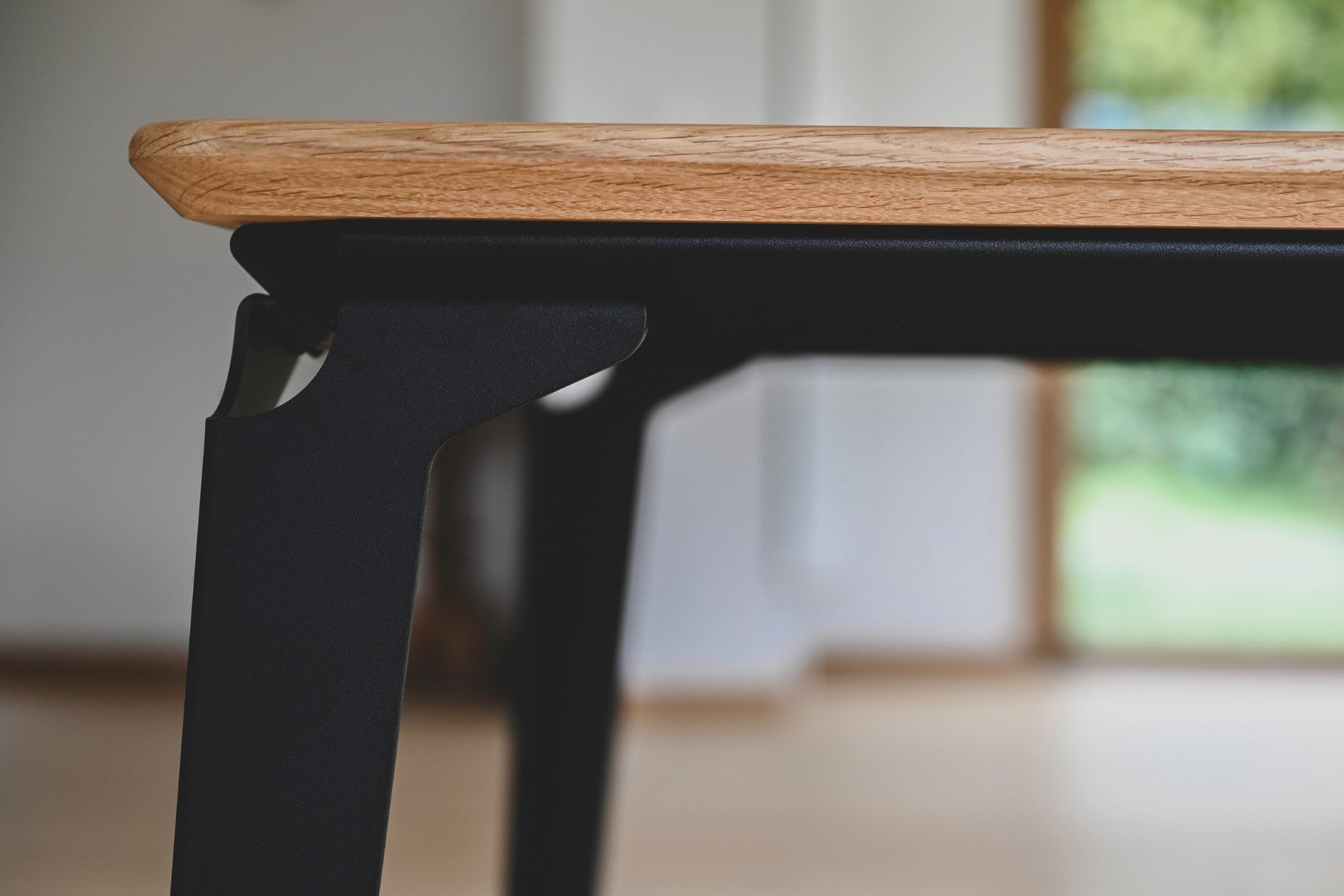 vision de l'intégration parfaite entre le plateau en bois massif et le pietement de la table à manger Angers