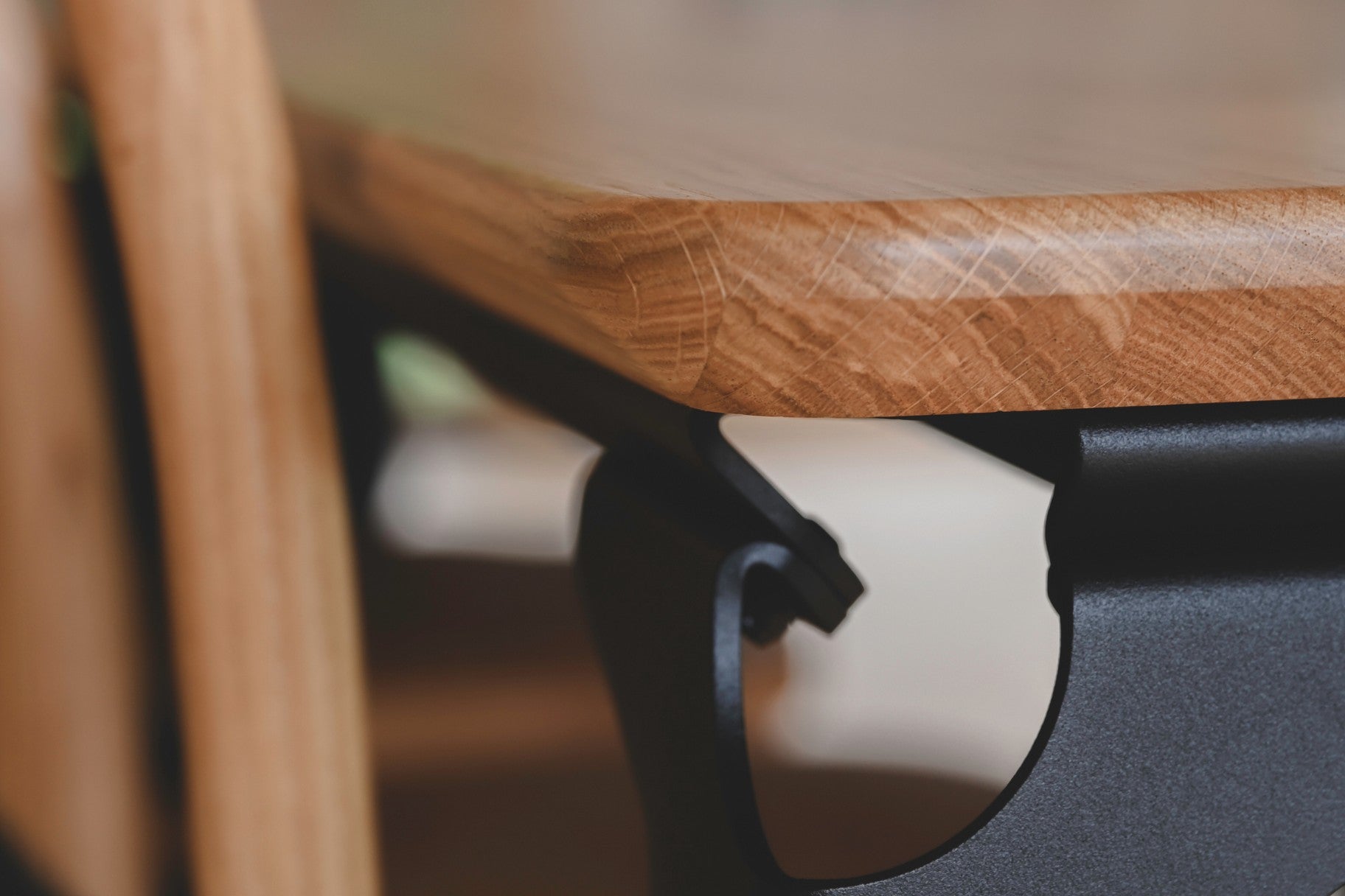 Finition du plateau de la table à manger Angers en bois et acier thermolaqué