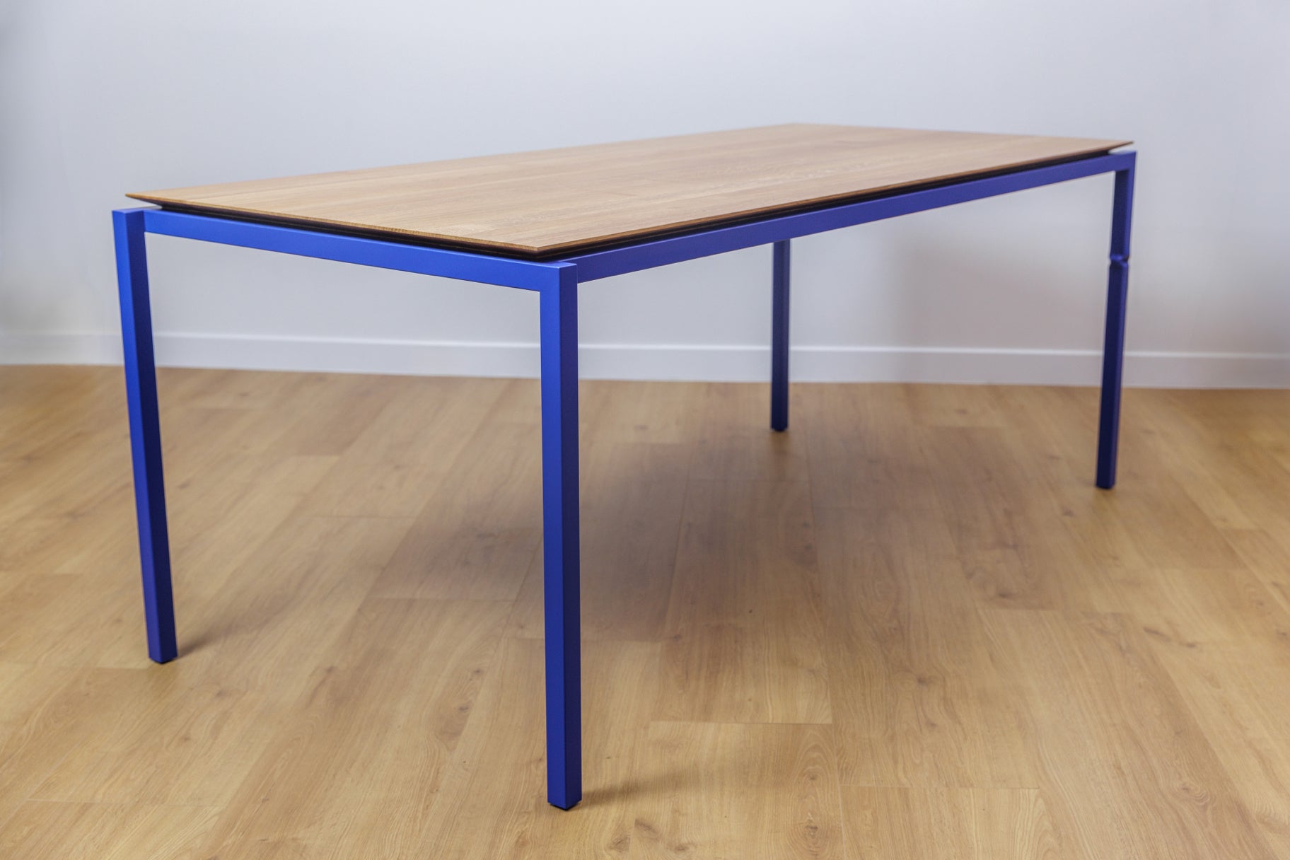 Table en chêne massif et pietement bleu outremer