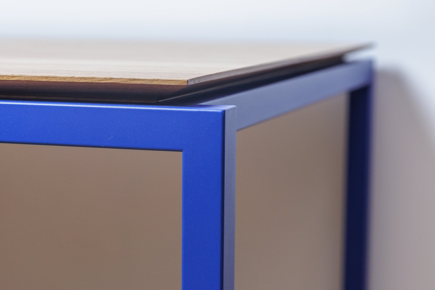 table à manger rouen couleur bleu
outremer avec son pied ecrasé et son design