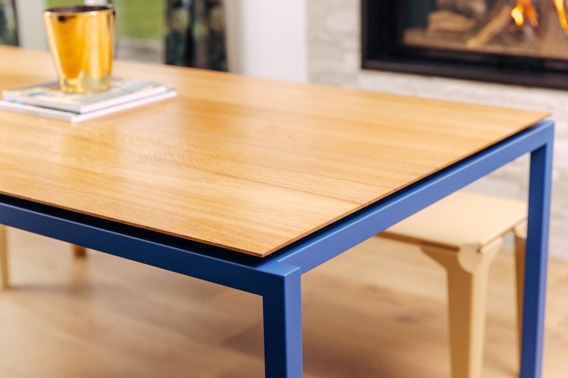 Table en chêne massif et pietement bleu outremet !