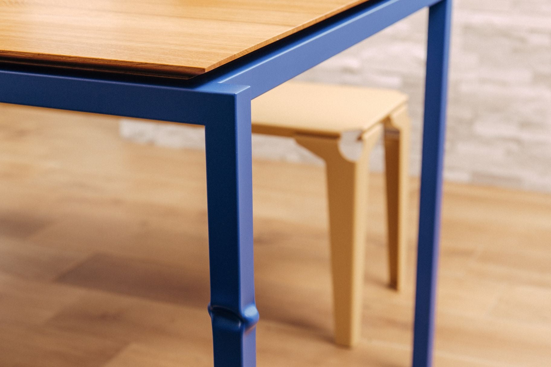 Table en chêne massif et pietement bleu outremet !