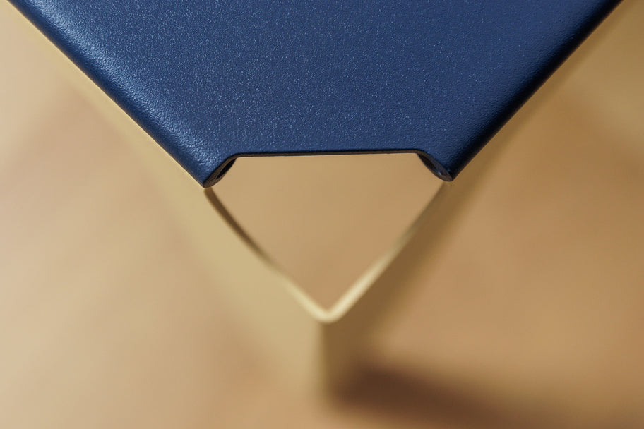 Banc acier thermolaqué bi-color assise bleu acier et pieds beige Toulouse - Atelier percheron