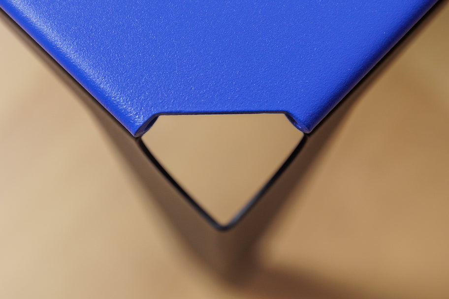 Banc acier thermolaqué bi-color assise bleu outremer et pieds noir Toulouse - Atelier percheron