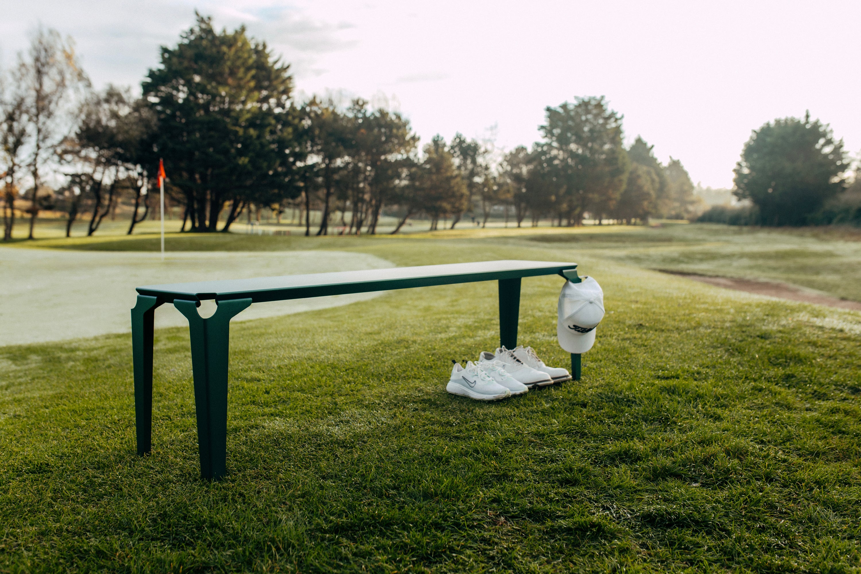 Au bord du green du golf, banc en acier vert mousse - atelier percheron
