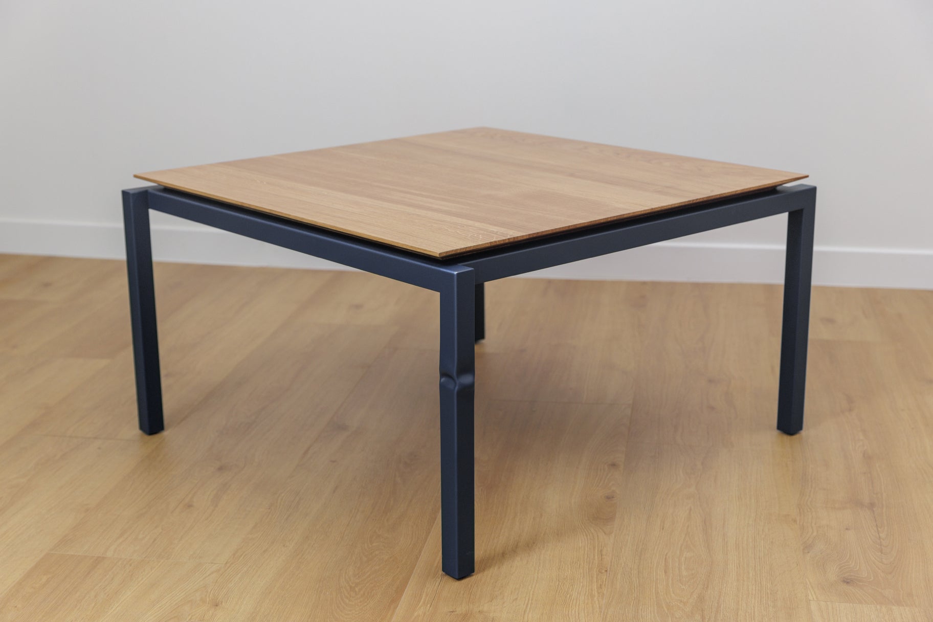 table basse Tours couleur bleu acier avec son pied ecrasé et son design