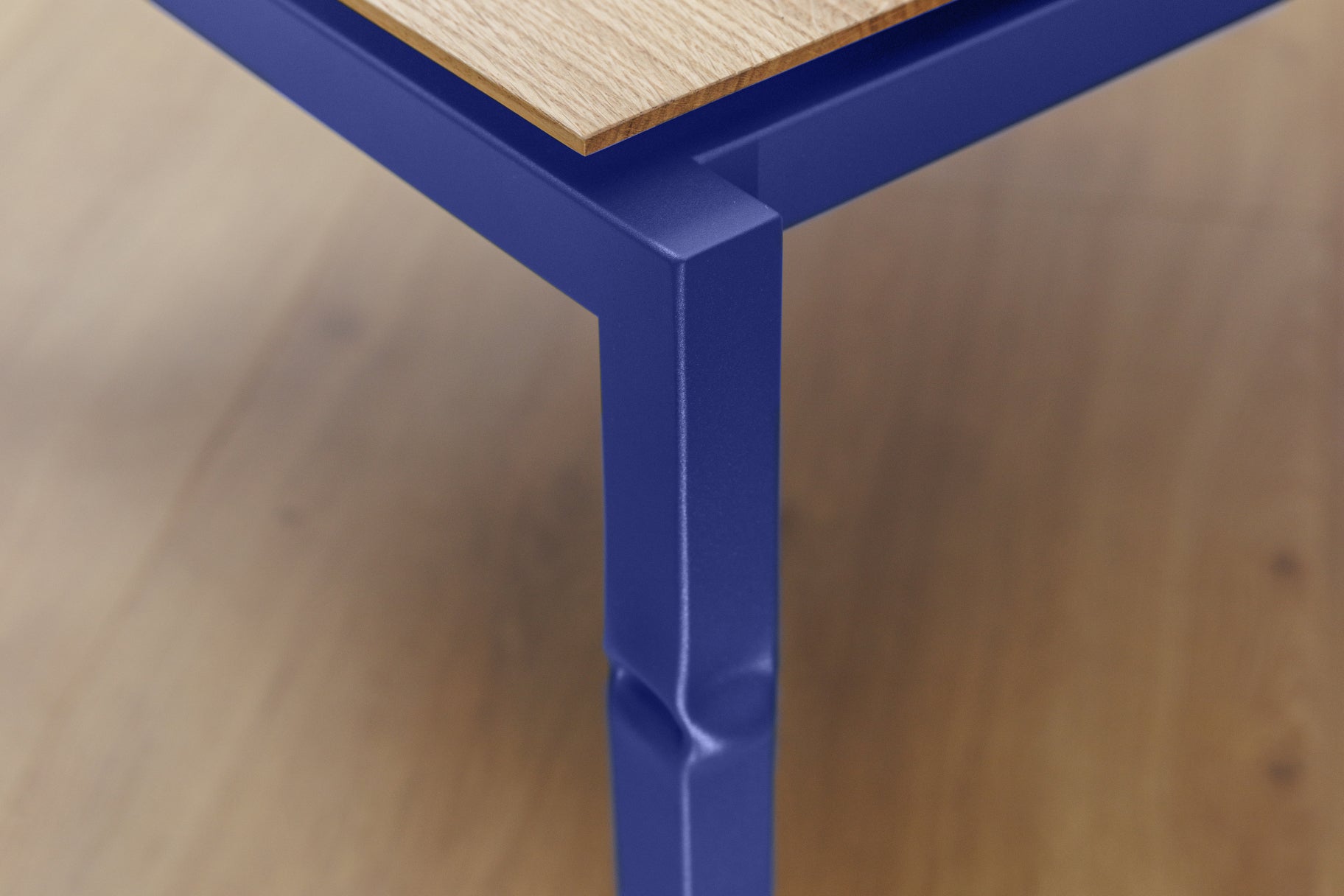 pied ecrasé et design d'un angle de la table basse Tours couleur bleu outremer