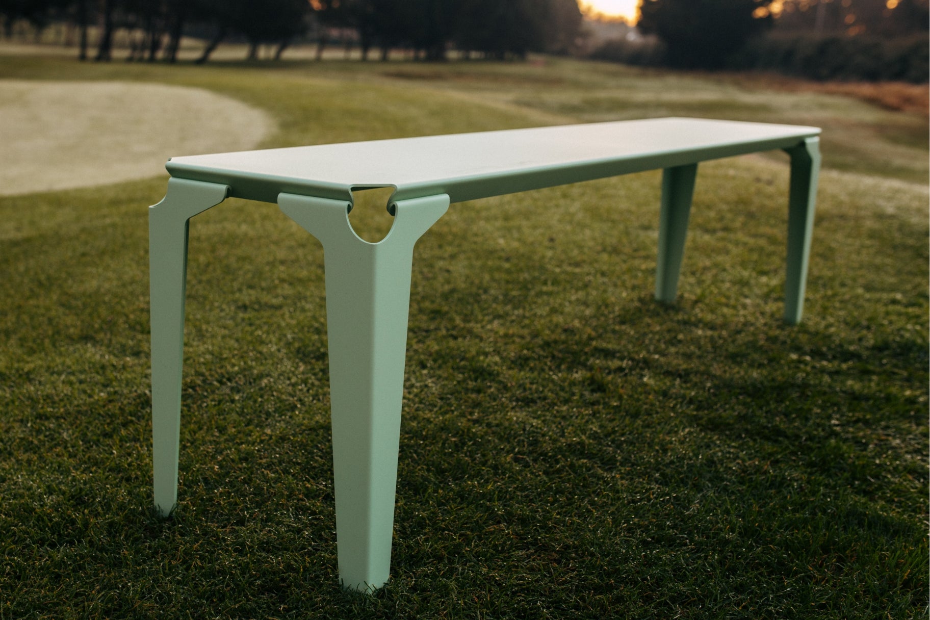 le banc toulouse vert pastel sur l'herbe