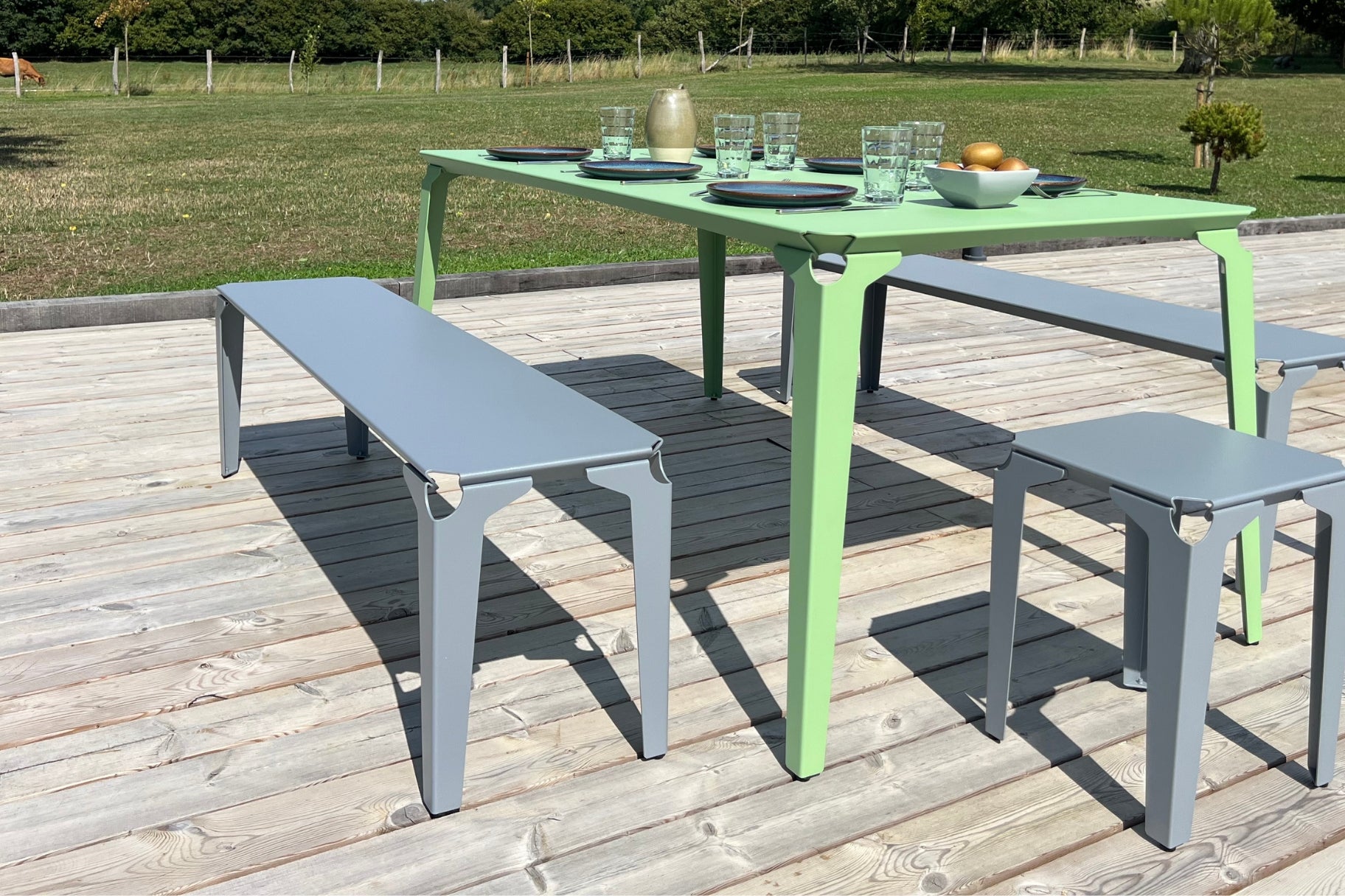 Table Caen en acier de couleur vert Olive et ensemble de banc et tabouret en acier gris