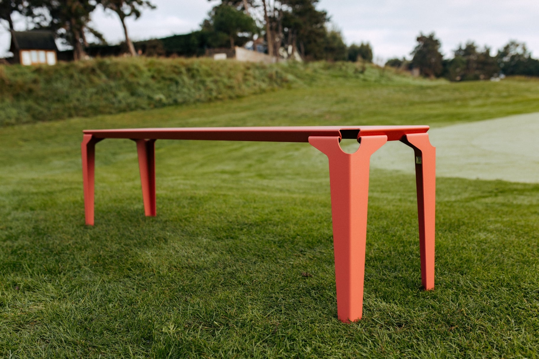 Le banc toulouse rose en extérieur