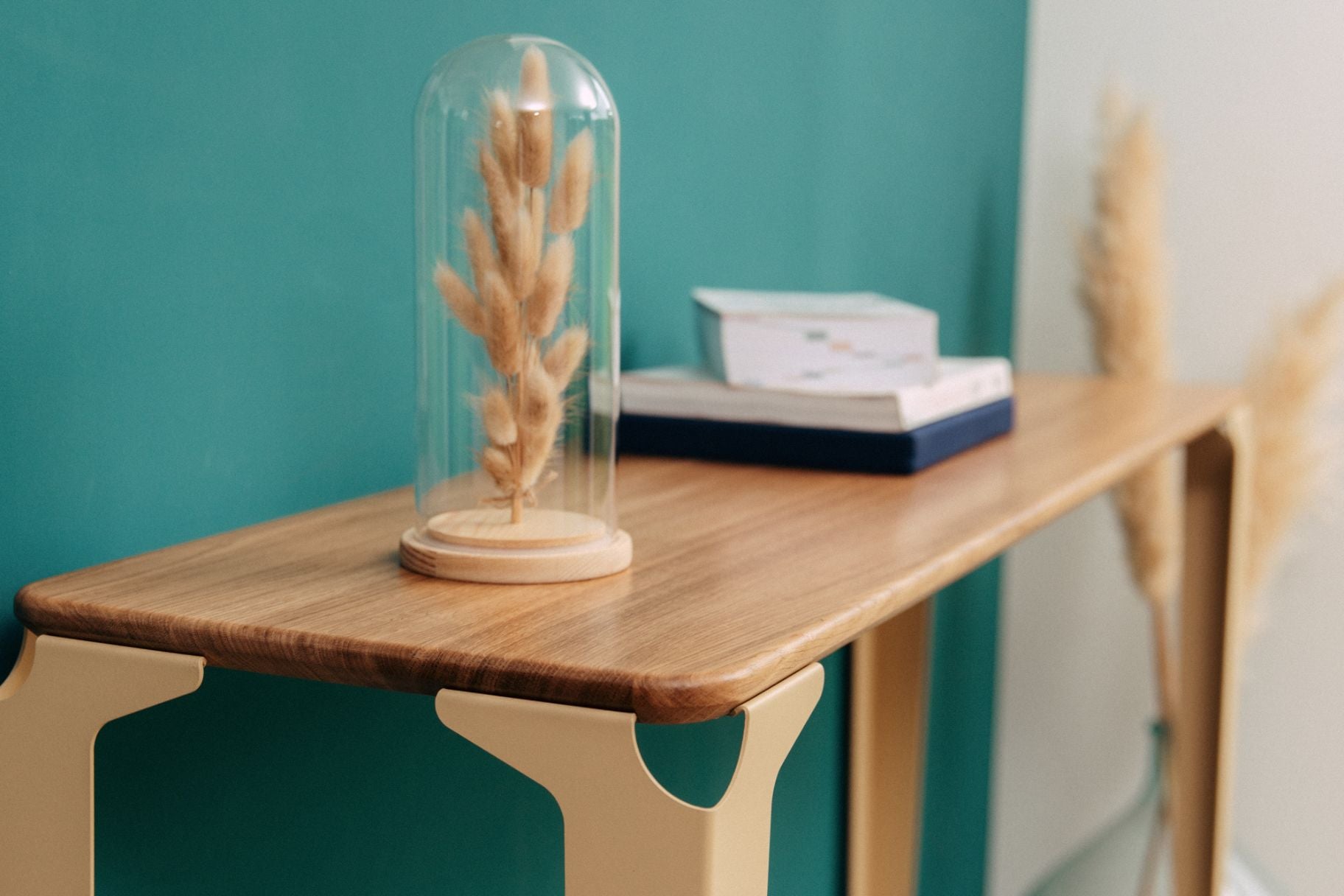 Console vittel beige et plateau en chêne massif le long d'un mur beige