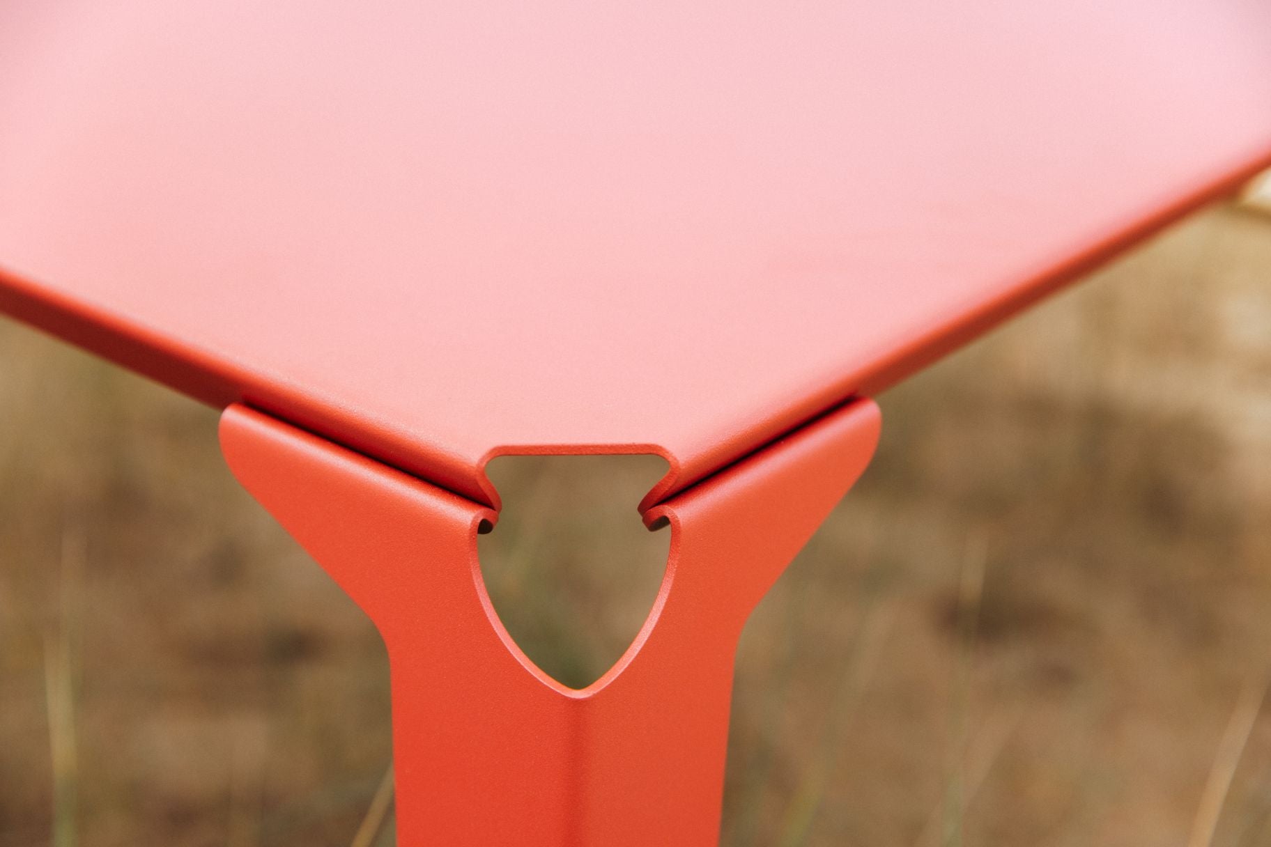 zoom sur l'angle de la table Nantes en acier thermolaqué rose