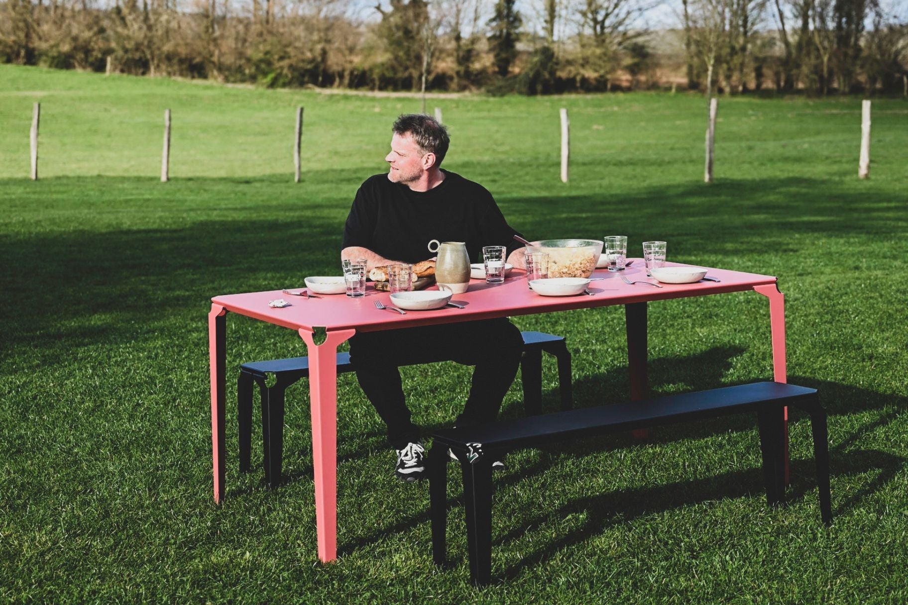 Vincent sur une table Nantes rose en extérieur