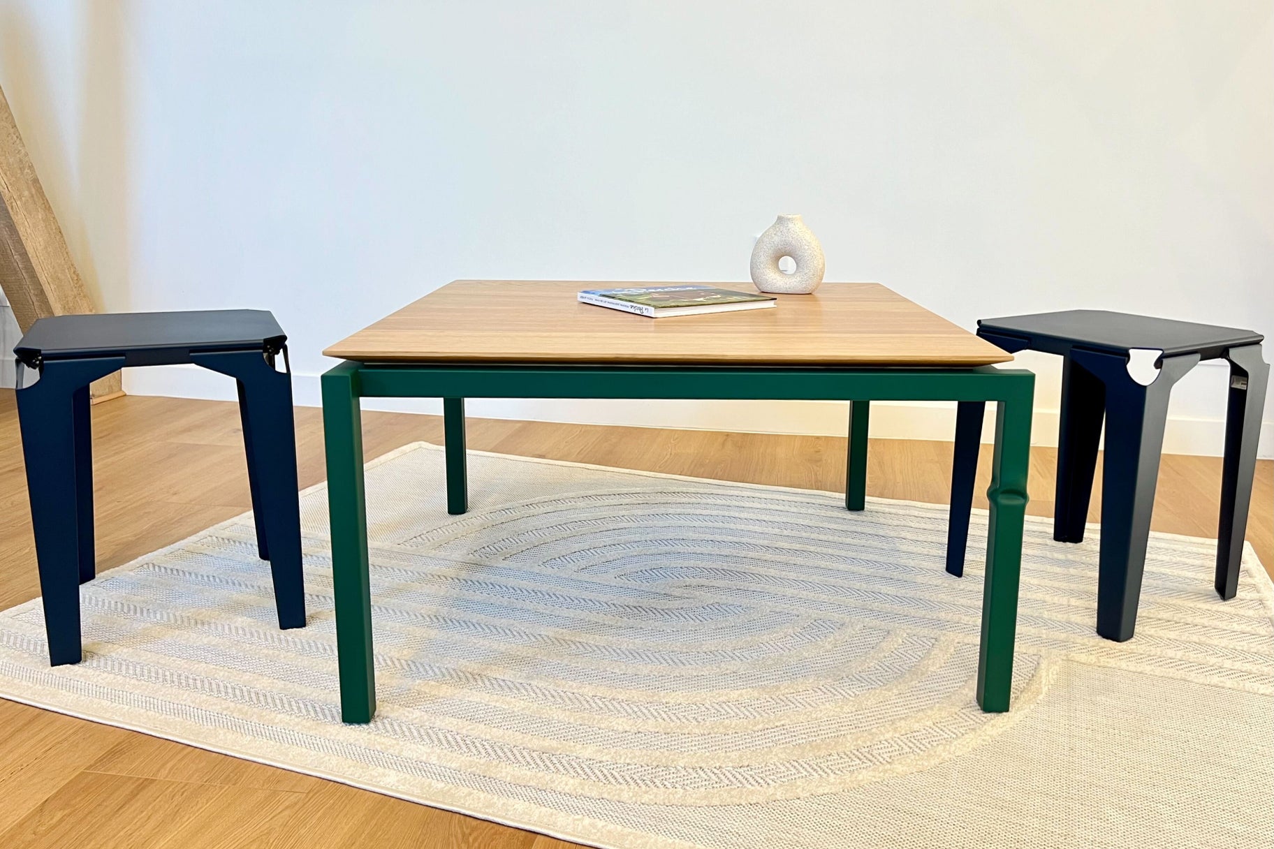 Table basse Tours couleur bleu vert mousse et tabouret bleu acier