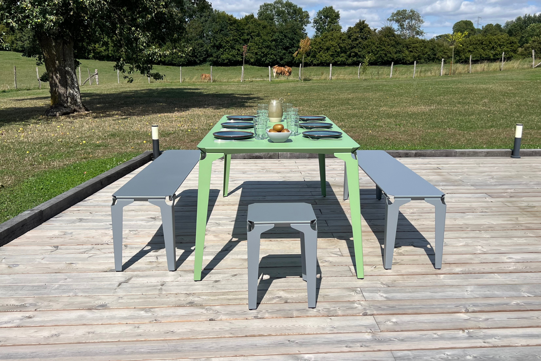 Table Caen en acier de couleur vert Olive et ensemble de banc et tabouret en acier gris