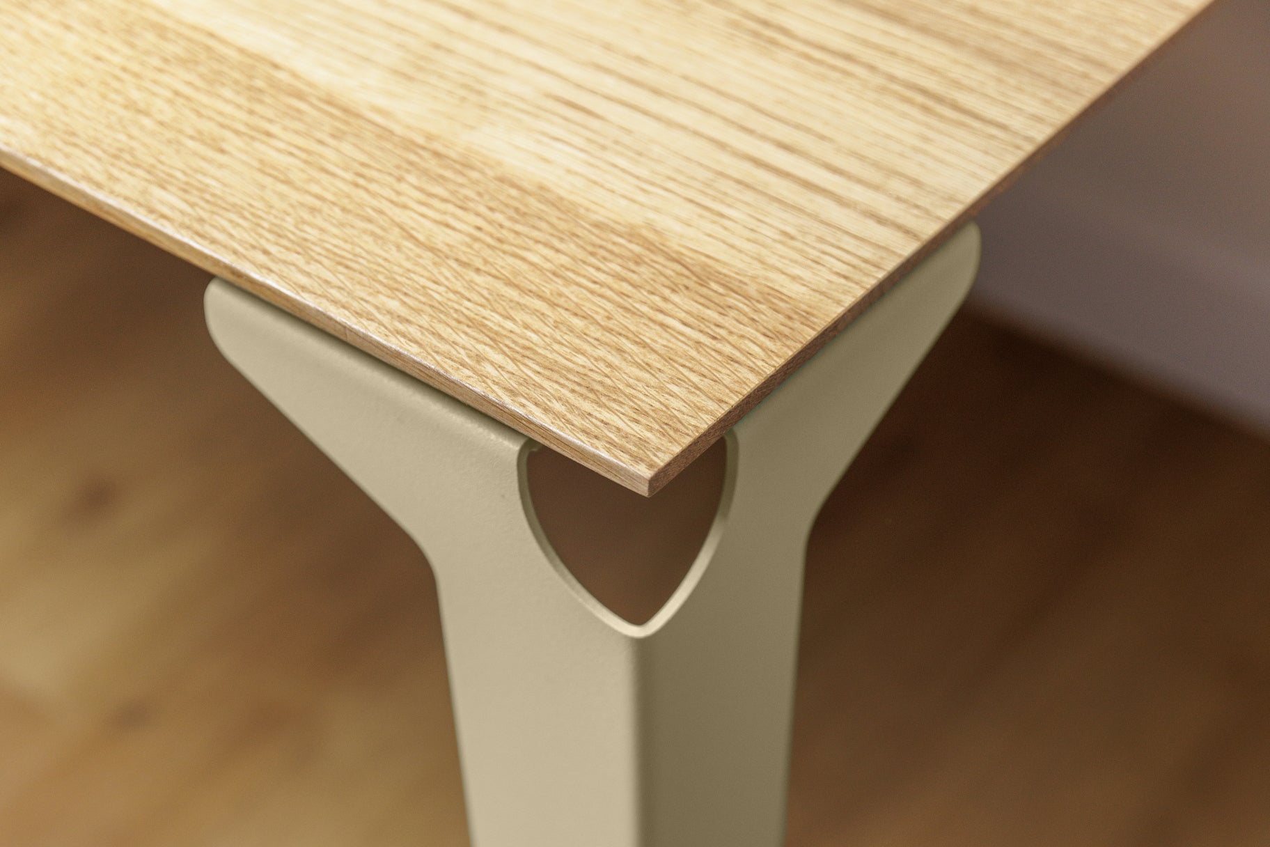 Table à manger bois de chêne massif et pieds acier beige Deauville - atelier percheron